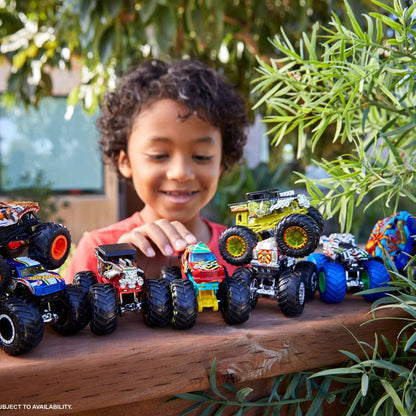 Hot Wheels Monster Trucks, conjunto de 8 caminhões de brinquedo em escala 1:64, feitos de metal fundido, apresentando personagens icônicos e favoritos dos fãs do Monster Trucks Live e da série do YouTube, JCW76.