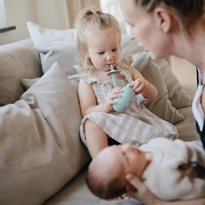 Mushie Escova de dentes de treinamento em silicone, para bebês e crianças pequenas, com base de sucção para fácil armazenamento e treinamento, material: silicone de qualidade alimentar, design de estrela (areia movediça).