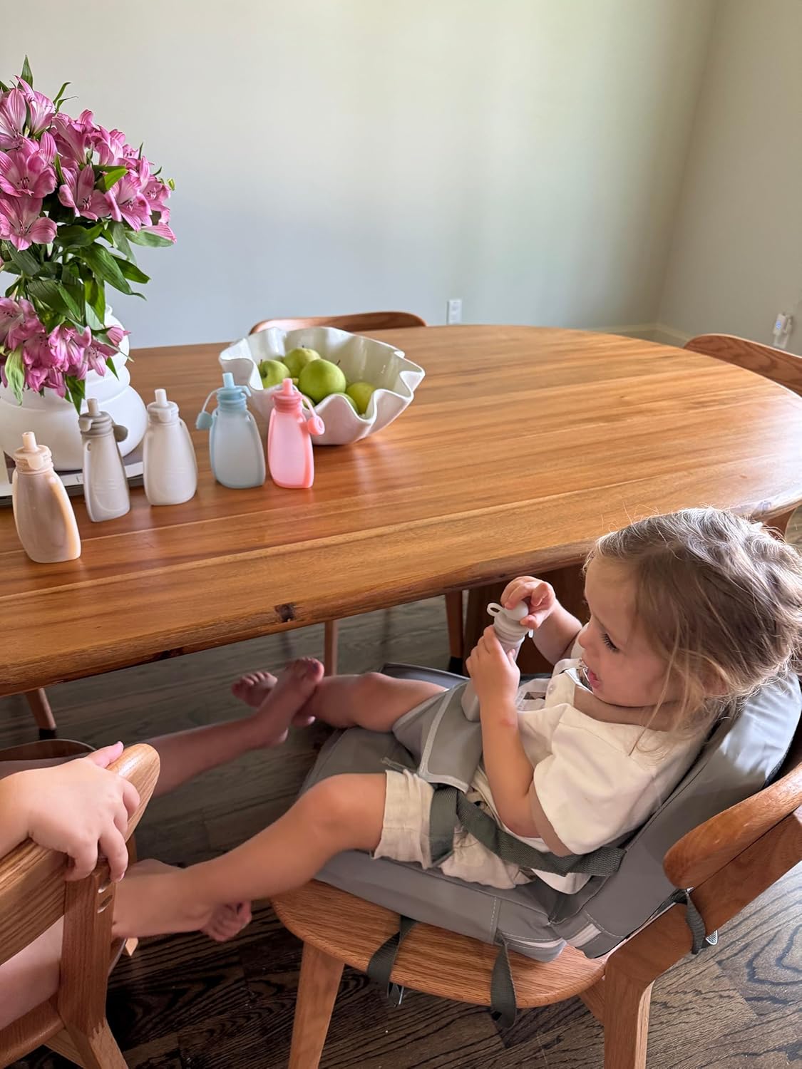 PandaEar Cadeira elevatória infantil para mesa de jantar, cadeira alta portátil, cadeira elevatória de mesa para crianças, almofada elevatória de viagem com encosto e cinto de segurança ajustável para crianças.