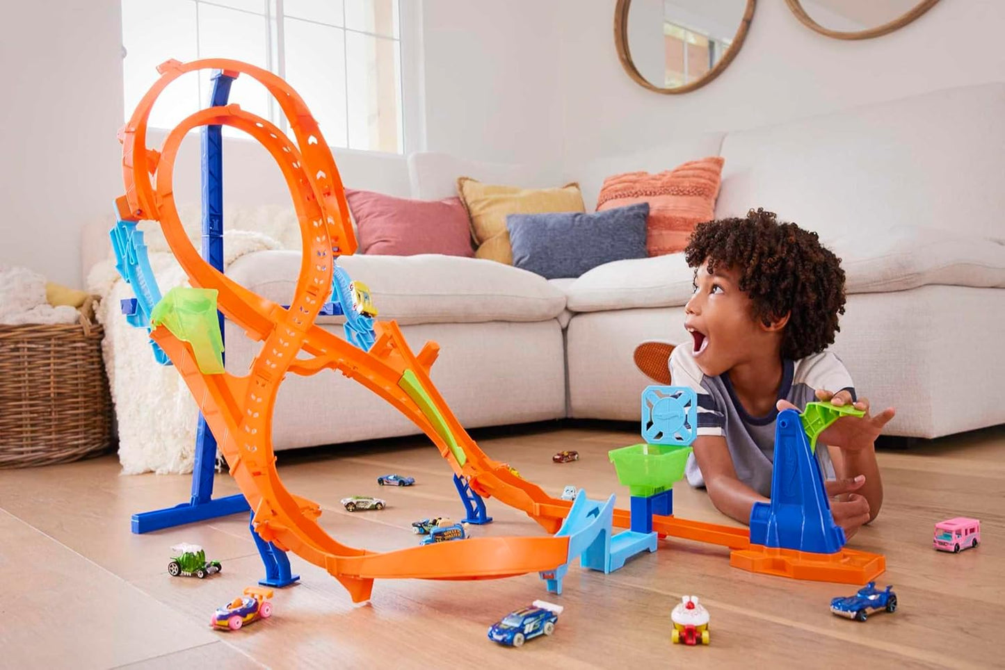 Hot Wheels - Conjunto de Pista com 1 Carrinho, Formato de 8 Alto para Corrida e Manobras, Conecta-se a Outras Pistas, Dobrável para Armazenamento Conveniente, HMB15