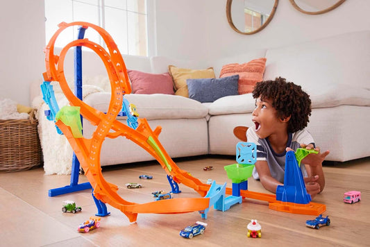 Hot Wheels - Conjunto de Pista com 1 Carrinho, Formato de 8 Alto para Corrida e Manobras, Conecta-se a Outras Pistas, Dobrável para Armazenamento Conveniente, HMB15