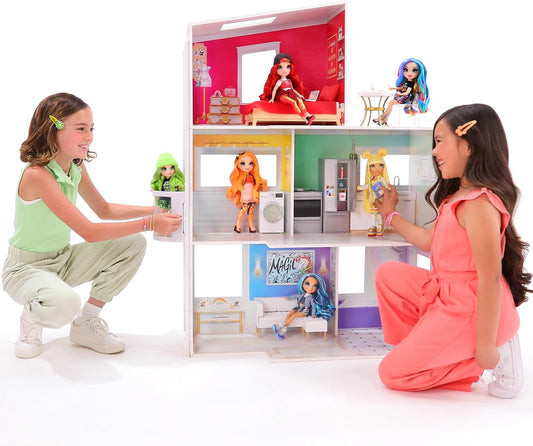 Rainbow High  Townhouse - Playset de casa de bonecas de madeira de 3 andares com 5 quartos coloridos e pátio na cobertura - Casa moderna totalmente mobiliada com elevador funcional e acessórios para brincar - Ótimo brinquedo para