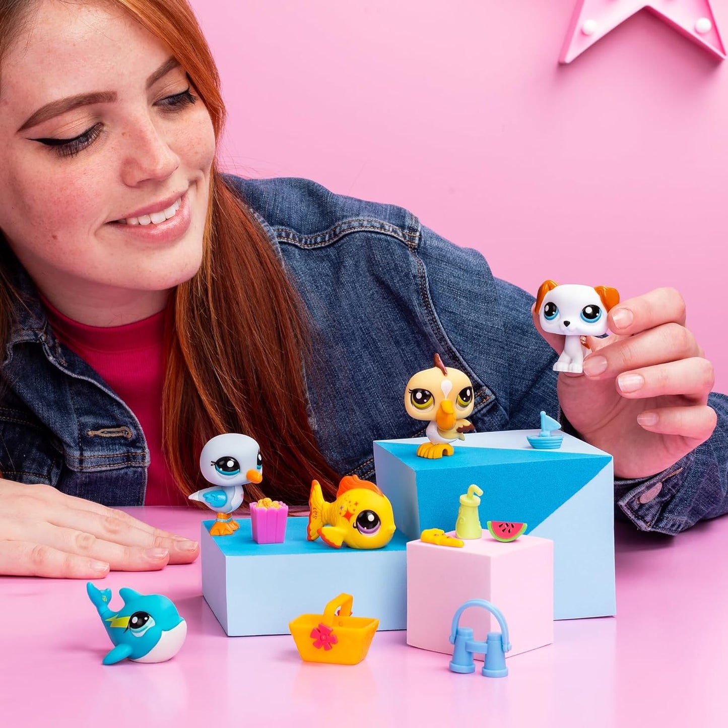 Littlest Pet Shop Collectors Pacote com 5 Amigas da Praia. O pacote contém 5 mini brinquedos LPS, 7 acessórios, 1 cartão colecionável e 1 código virtual. Brinquedos colecionáveis para meninas e meninos.