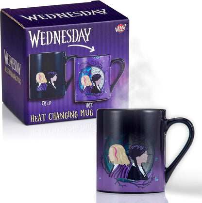 UAU! COISAS Caneca oficial de quarta-feira com troca de calor de Wednesday e Enid | Heat revela a janela do dormitório Nevermore | Caneca de presente oficial para fãs da série Wednesday na Netflix