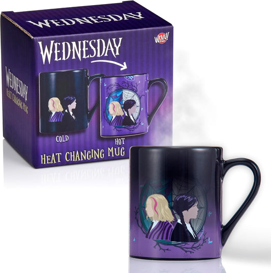 UAU! COISAS Caneca oficial de quarta-feira com troca de calor de Wednesday e Enid | Heat revela a janela do dormitório Nevermore | Caneca de presente oficial para fãs da série Wednesday na Netflix