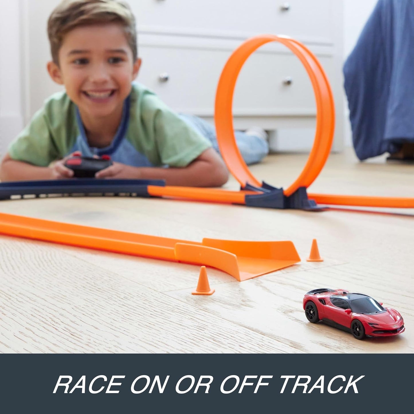 Carrinho de brinquedo Hot Wheels RC, Ferrari SF90 Stradale Assetto Fiorano com controle remoto na escala 1:64, para corridas dentro e fora da pista, com botão de impulso para aumentar a velocidade, JGD09