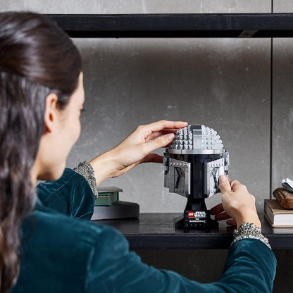 LEGO Star Wars Kit de construcción de modelo de casco mandaloriano, set de exhibición coleccionable para adultos, idea de regalo para hombres, mujeres, él o ella 75328