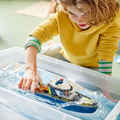 LEGO Conjunto de Perseguição de Barco Policial City - inclui 2 barcos de brinquedo, 3 minifiguras e um tubarão - Presente para meninos e meninas a partir de 6 anos - 60456