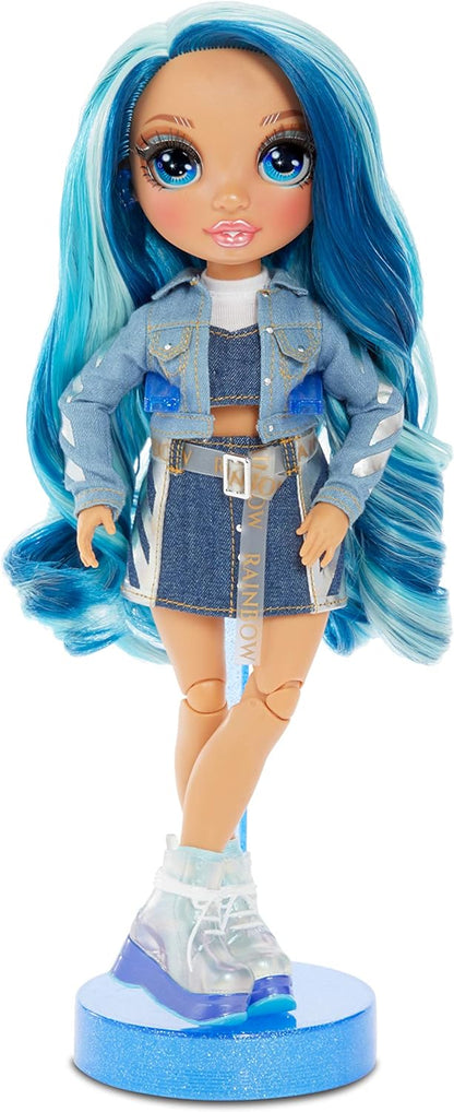 Rainbow High 569633E7C Boneca da moda, boneca temática azul com roupas luxuosas, acessórios e suporte para bonecas da moda, série 1, Skyler Bradshaw, para meninas a partir de 6 anos (exclusivo da Amazon)
