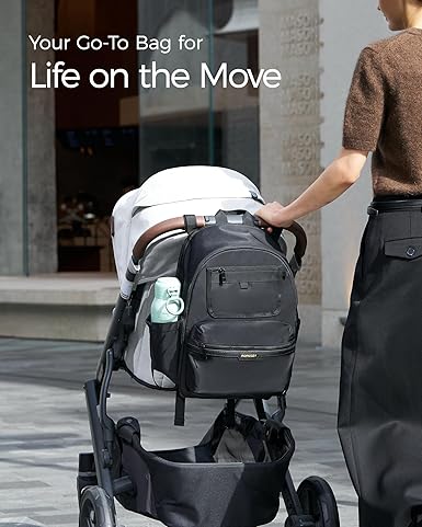 Momcozy Mochila para fraldas Urban - Bolsa para bebês elegante, durável e impermeável com vários bolsos, compartimento para laptop, trocador e alças para carrinho de bebê. Essencial para viagens, pais, trabalho e maternidade.