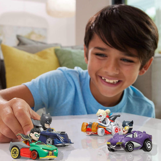 Hot Wheels RacerVerse, conjunto de 4 carrinhos de brinquedo em escala 1:64, otimizados para pistas Hot Wheels, com personagens da cultura pop como pilotos, HKD33