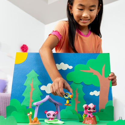 Littlest Pet Shop Série 2 Pacote de Aventura de Acampamento | O pacote contém 3 mini brinquedos LPS, 6 acessórios, 1 cartão colecionável e 1 código virtual | Brinquedos colecionáveis para meninas e meninos