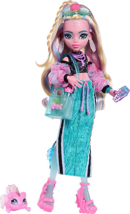 Monster High Boneca Lagoona Blue, com top cropped e saia maxi esportiva, acompanhada de seu peixinho de estimação Neptuna e 7 acessórios como óculos de sol em formato de concha, lanche e bolsa. JHK33