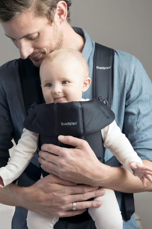 Mochila Porta Bebé BabyBjörn Mini, Algodón, Negro (el embalaje puede variar)
