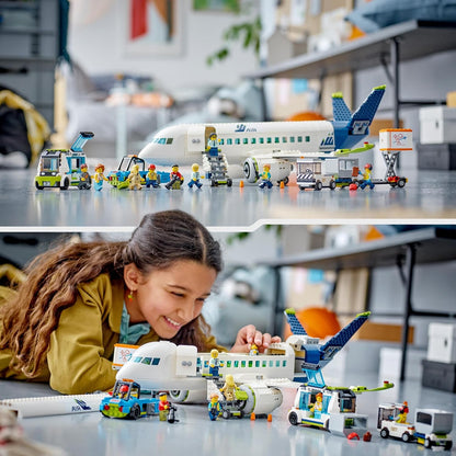 LEGO Conjunto de construção City Avião de Passageiros, modelo de avião grande com veículos da equipe de solo do aeroporto: ônibus de pátio, trator de reboque, carregador de catering, caminhão de bagagem e 9 minifiguras 60367
