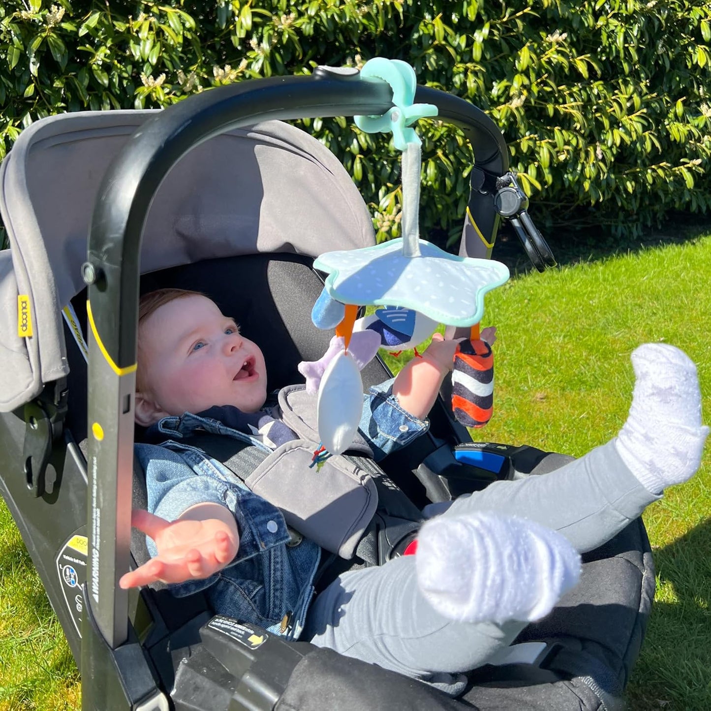 Nuby Ocean Friends Clip n Go Mobile - Versátil | Ajustável | 5 brinquedos sensoriais incluídos | Adequado desde o nascimento