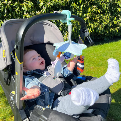 Nuby Ocean Friends Clip n Go Mobile - Versátil | Ajustável | 5 brinquedos sensoriais incluídos | Adequado desde o nascimento