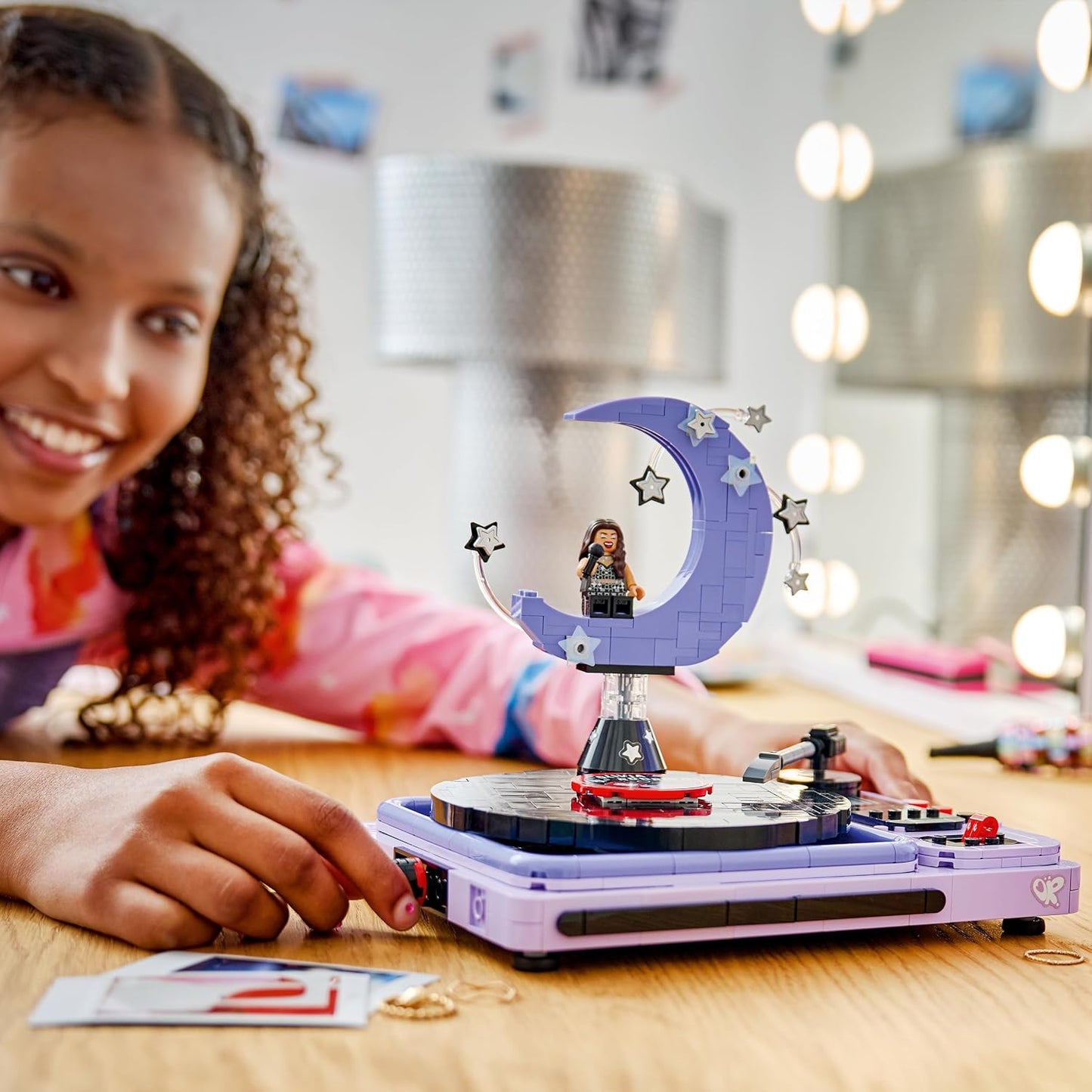 LEGO Edições "Concert Moon" da Olivia Rodrigo – Kit de Modelo de Toca-Discos com Disco de Vinil e Minifigura – Decoração para Quarto Infantil – Presente Musical para Adolescentes (Meninas e Meninos) e Fãs a partir de 14 Anos – 43029