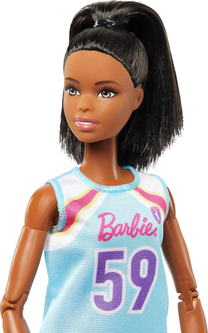 Barbie Boneca Made to Move e acessórios, jogadora de basquete morena usando uniforme removível com bola, 22 articulações dobráveis, HKT74