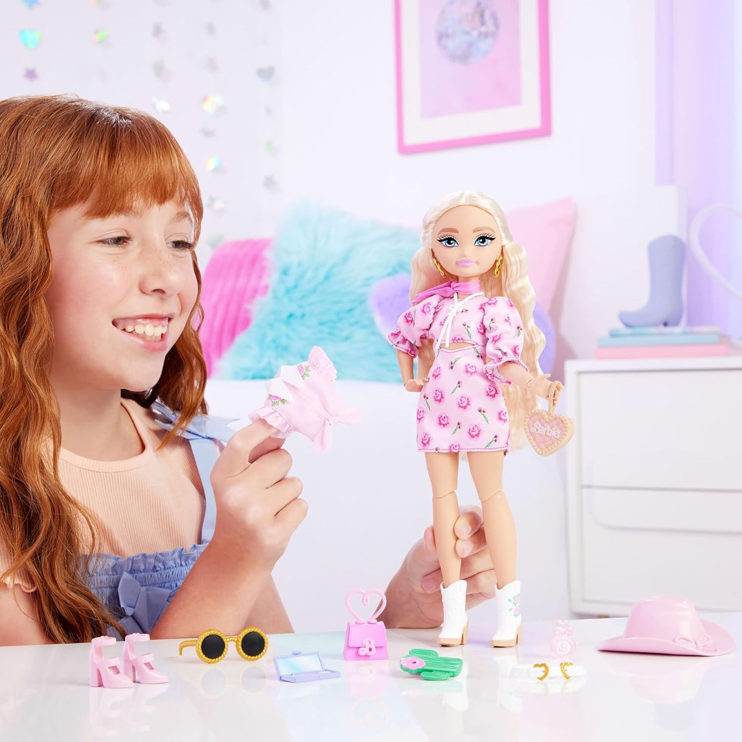 Barbie Conjunto Dream Besties Festival Looks, incluindo a boneca Barbie “Malibu” com cabelo loiro comprido e estilizado, mais de 10 roupas e acessórios removíveis, JGH87