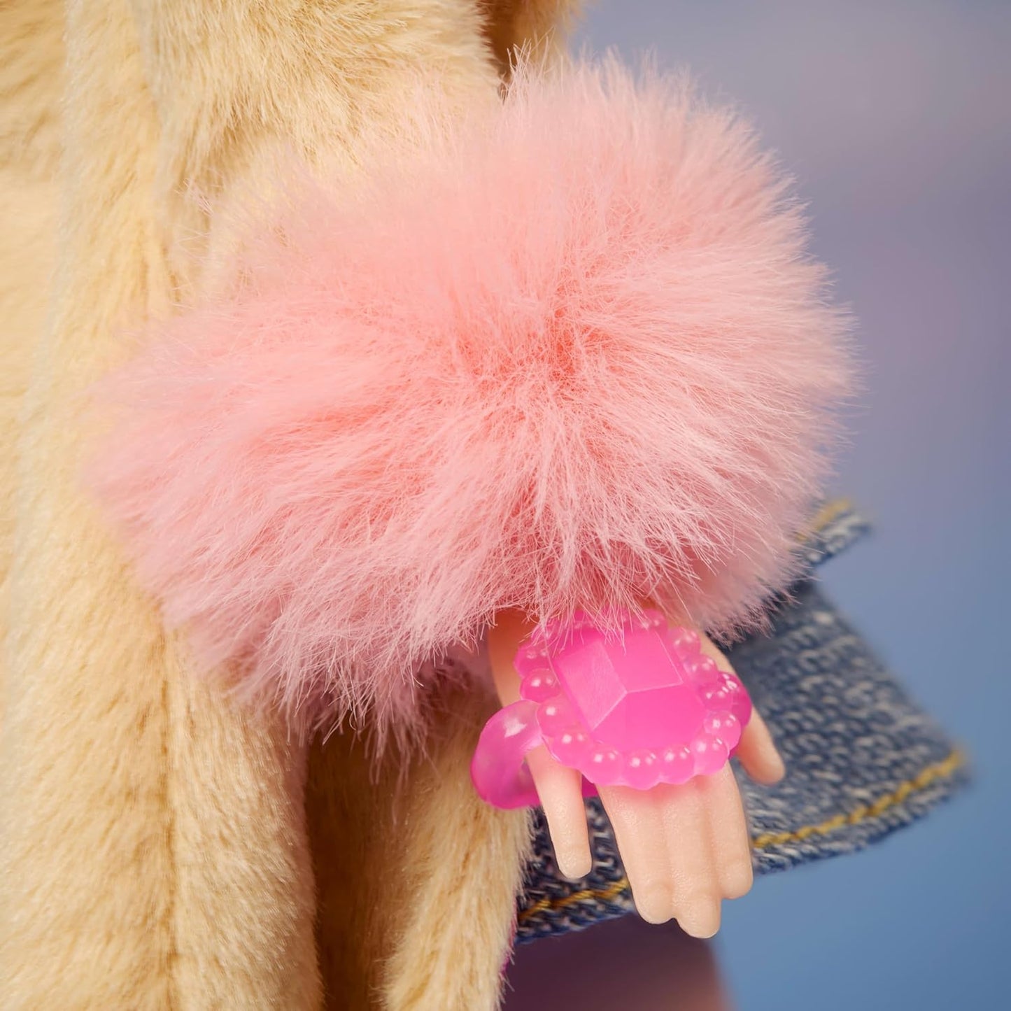 Barbie Boneca Signature My Scene e acessórios, Chelsea em traje inspirado no Y2K com blusa borboleta, calça cargo, bolsa jeans e suporte para boneca, HYC19