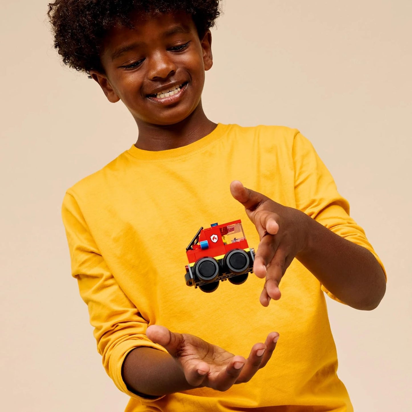 LEGO City Rides – Caminhão de Bombeiros de Brinquedo - Conjunto de Construção de Veículos de Emergência com Minifigura de Bombeiro Júnior - Lembrancinhas de Festa - Pequeno Presente Colecionável para Meninos a partir de 5 Anos - 60482