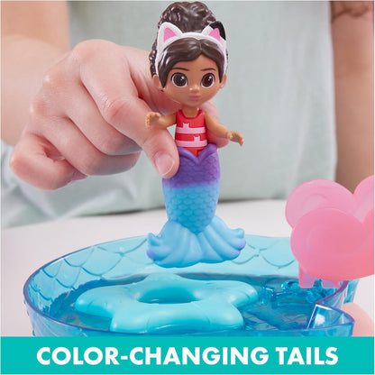 Gabby’s Dollhouse, Piscina de Brincar Purr-ific com Figuras da Gabby e da Sereia Gata, Caudas de Sereia que Mudam de Cor e Acessórios para Piscina - Brinquedo Infantil para Crianças a partir de 3 Anos - Azul