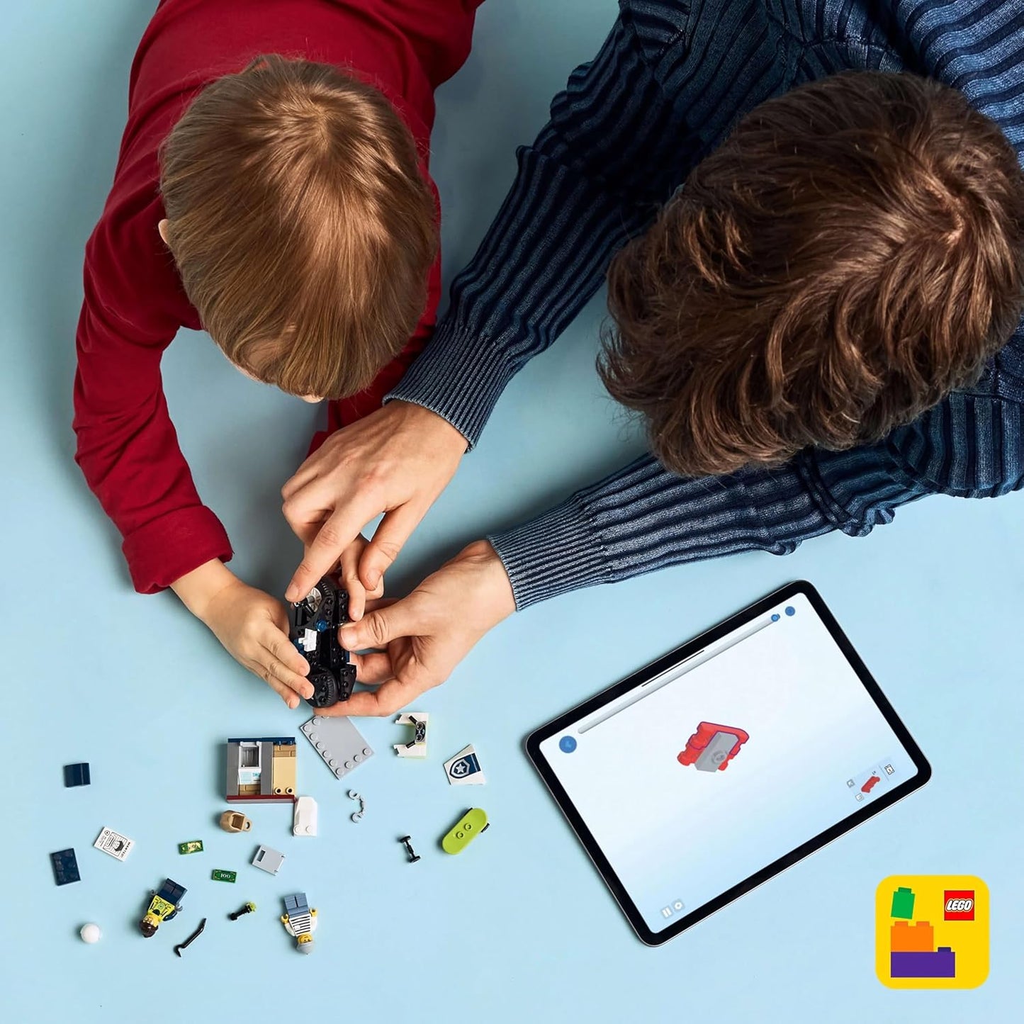 LEGO Conjunto de perseguição de motocicleta da polícia City com uma motocicleta de brinquedo, 2 minifiguras, minicaixa eletrônico e um skate - Presente de aniversário para meninos e meninas a partir de 4 anos - 60455