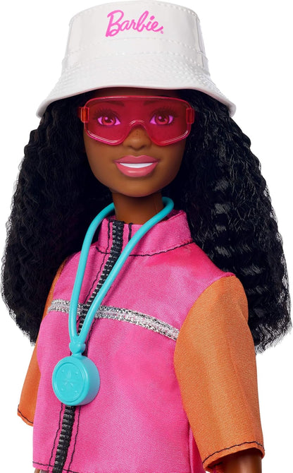 Barbie “Brooklyn” Aventuras ao Ar Livre, Boneca Fashion com Roupa de Aventura e Mais de 10 Acessórios com Tema de Acampamento, Incluindo um Cachorrinho de Estimação, JJV60