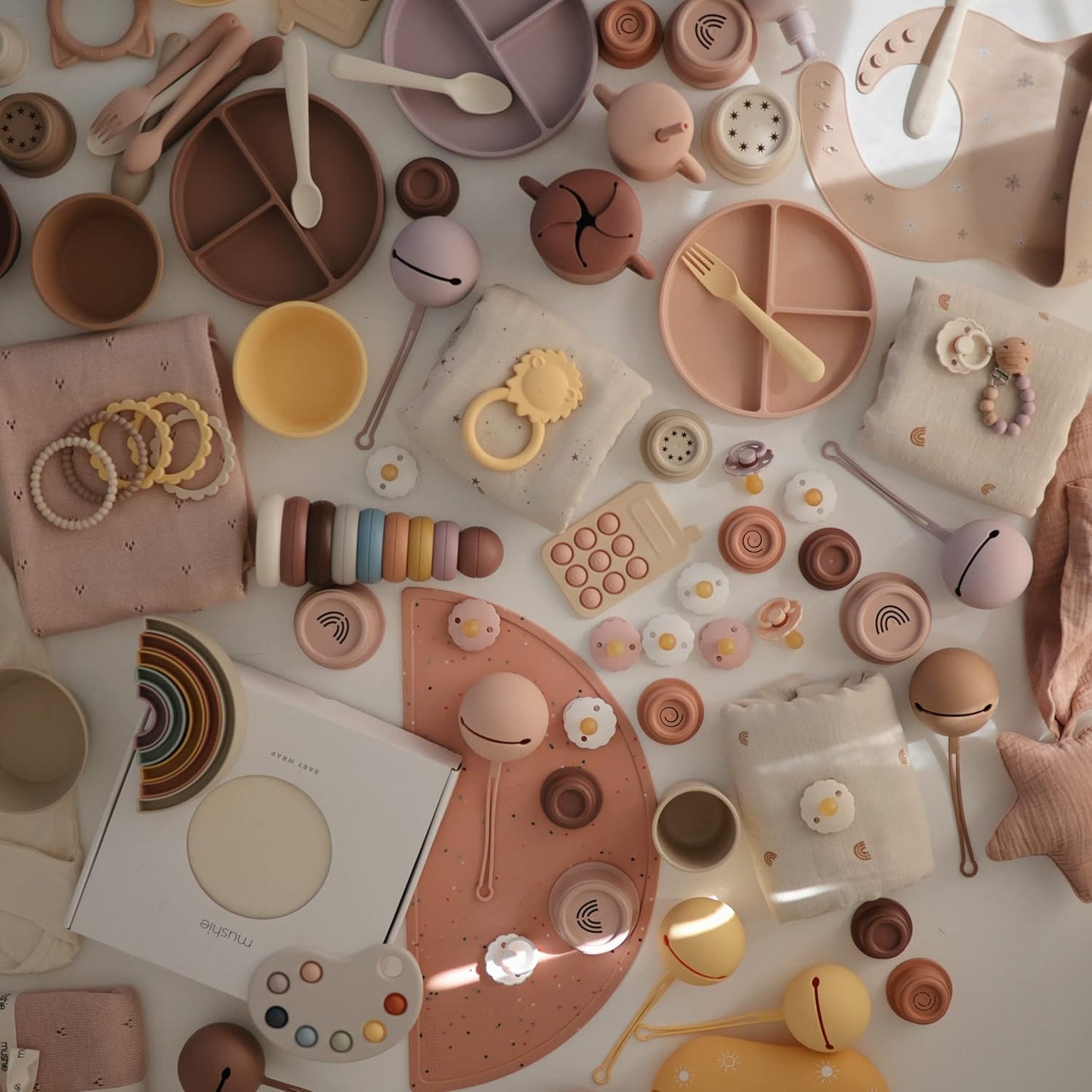 Mushie Prato de silicone com ventosa | Prato dividido antiderrapante para bebês e crianças pequenas | Silicone de qualidade alimentar | Pode ser lavado na lava-louças e usado no micro-ondas | Malva acinzentado