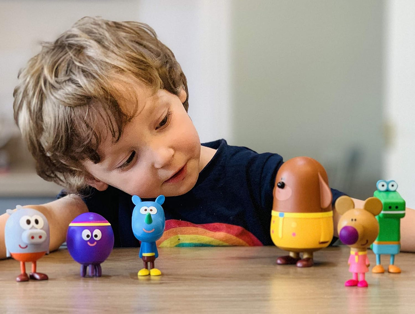 Hey Duggee  O conjunto de figuras de brinquedo inclui Duggee e seus esquilos. Brinquedos perfeitos para crianças do programa de TV CBeebies.
