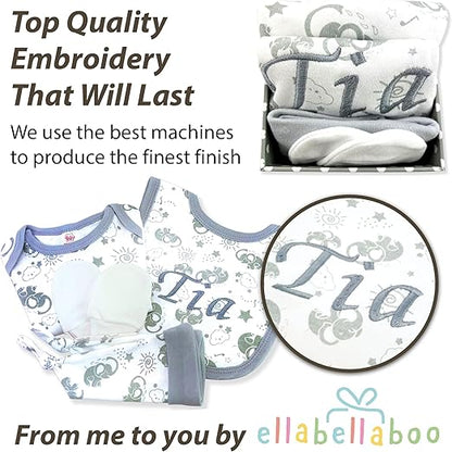 ellabellaboo Presentes personalizados para bebês da – A pequena caixa de presente contém 1 babador personalizado. Outras roupas essenciais para bebês incluem um body, um chapéu e luvas anti-arranhões.