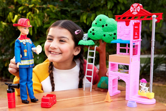 Muñeca y juego Barbie Bombero con estación de bomberos y árbol, 2 mascotas, cambio de color y más de 10 accesorios, incluido extintor de incendios, juguete que lanza chorros, HRG55