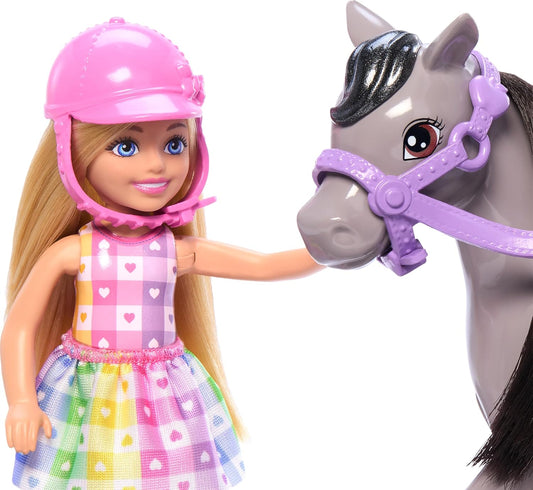 Barbie Chelsea - Juego de muñeca y caballo, incluye casco y accesorio para silla de montar, la muñeca se dobla a la altura de las rodillas para "montar" en un pony gris, HTK29