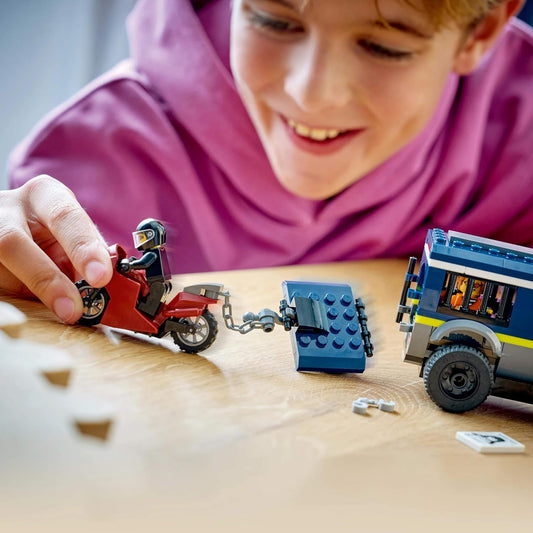 LEGO City Caminhão de Transporte de Prisioneiros da Polícia - Kit de Montagem com Moto, 3 Minifiguras e Porta de Cela Removível - Ideia de Presente de Aniversário para Meninos a partir de 6 Anos - 60479