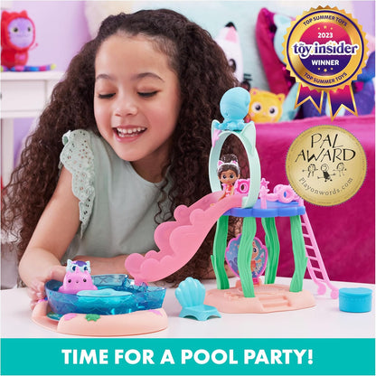 Gabby’s Dollhouse, Piscina de Brincar Purr-ific com Figuras da Gabby e da Sereia Gata, Caudas de Sereia que Mudam de Cor e Acessórios para Piscina - Brinquedo Infantil para Crianças a partir de 3 Anos - Azul