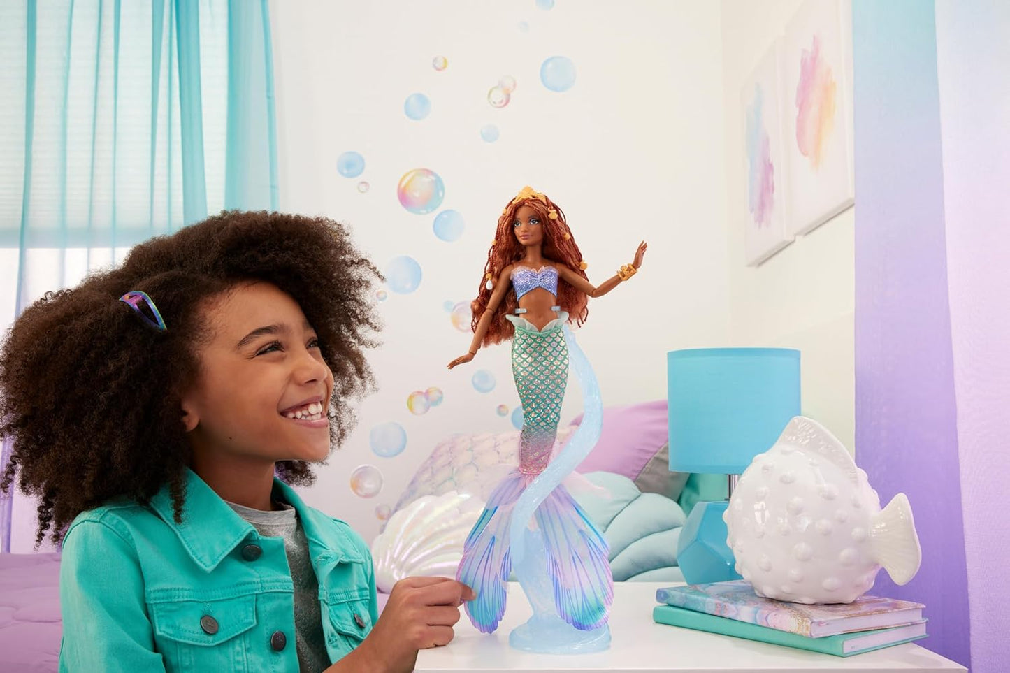 Mattel Boneca Disney A Pequena Sereia Ariel (Versão Deluxe) com Cauda Iridescente, Miçangas para o Cabelo e Suporte, HNF42