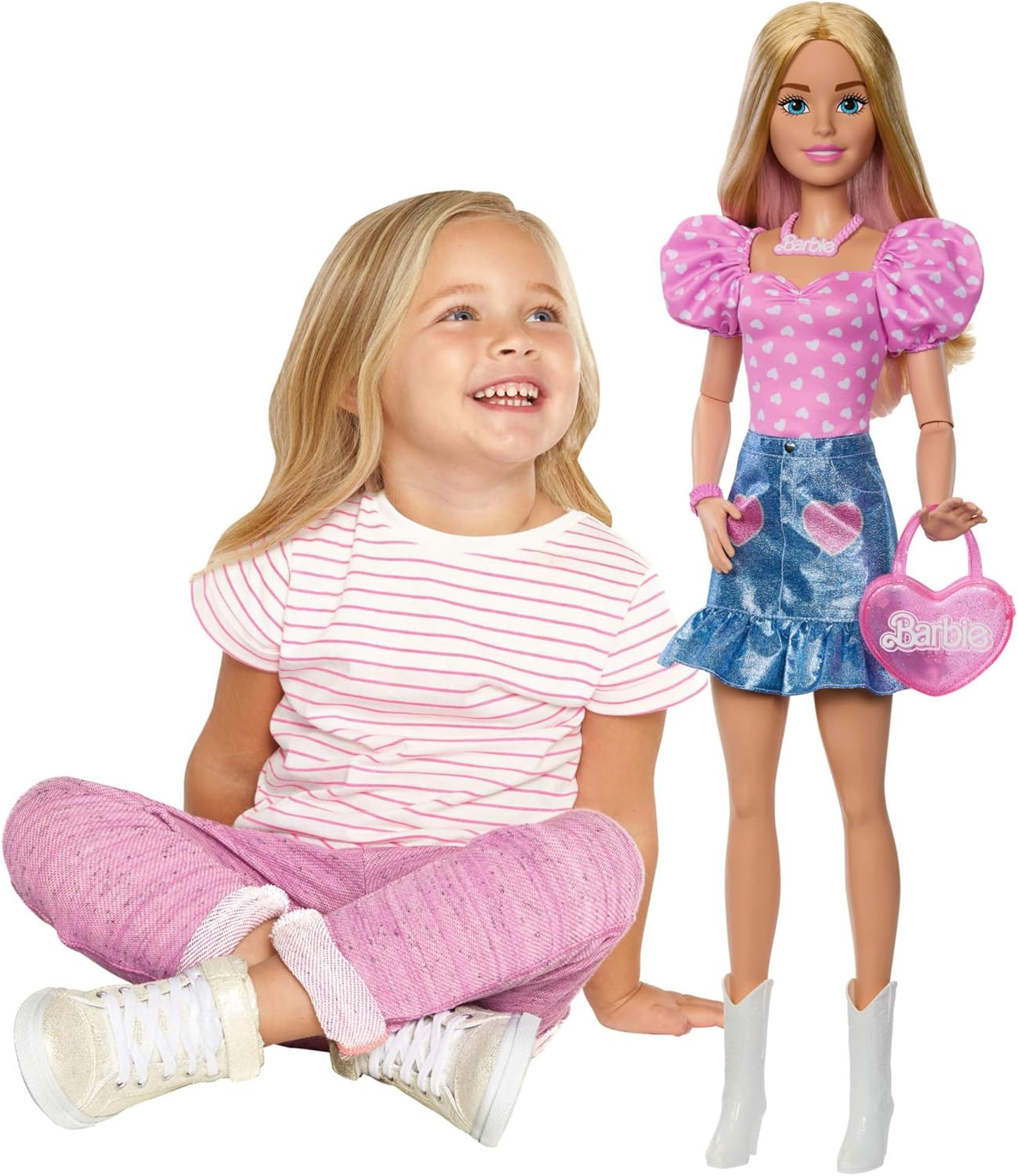 Barbie Fashion Doll Loira de 71 cm com Roupas Removíveis, Blusa Rosa, Saia Jeans, Botas de Cowboy, Colar e Bolsa como Acessórios, HYT84
