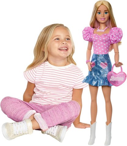 Barbie Fashion Doll Loira de 71 cm com Roupas Removíveis, Blusa Rosa, Saia Jeans, Botas de Cowboy, Colar e Bolsa como Acessórios, HYT84