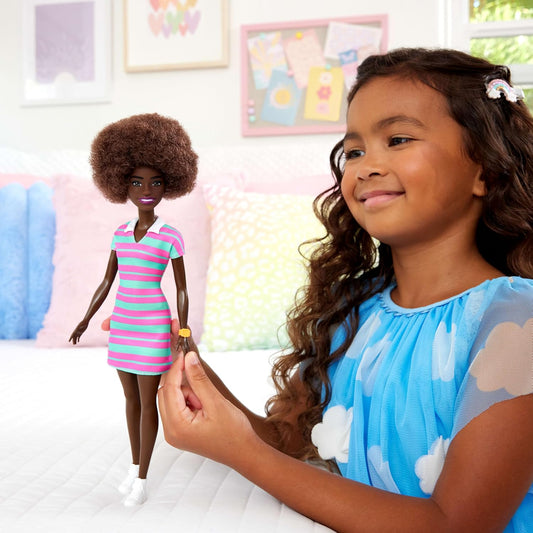Barbie Boneca Fashionistas nº 247 com cabelo preto encaracolado, vestido rosa e verde listrado com gola e acessórios como relógio laranja e tênis brancos, JJN60