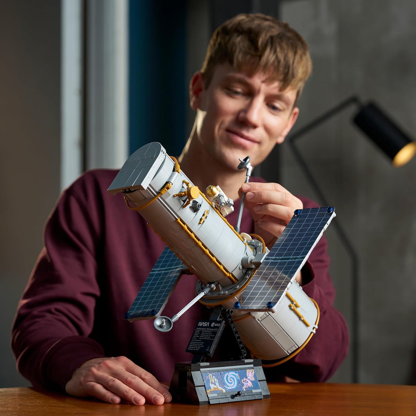 LEGO Icons Telescópio Espacial Hubble – Kit de Modelo 3D para Adultos – Conjunto STEM com Painéis Solares, Painel de Instrumentos e Minifigura de Astronauta – Ideia de Presente de Astronomia para Montar – 11382