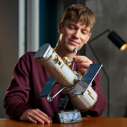 LEGO Icons Telescópio Espacial Hubble – Kit de Modelo 3D para Adultos – Conjunto STEM com Painéis Solares, Painel de Instrumentos e Minifigura de Astronauta – Ideia de Presente de Astronomia para Montar – 11382
