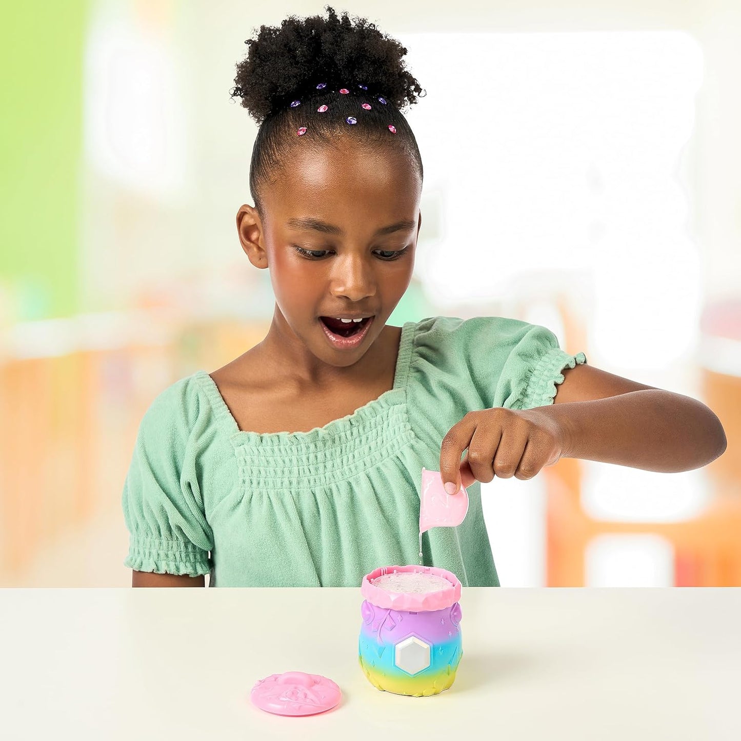 Magic Mixies El paquete Mixlings Magical Rainbow Deluxe contiene 5 mixlings exclusivos con un poder mágico de arco iris único, incluido 1 mixling misterioso para revelar desde tu caldero.