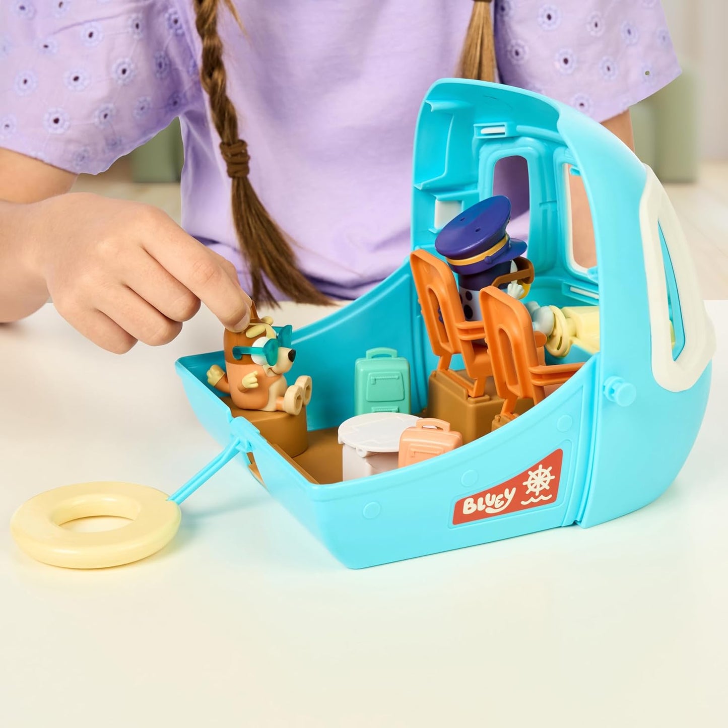 ¡El juego de avión transformador Bluey 3 en 1 se transforma de avión a resort y barco! Se abre para expandirse a un conjunto de complejo vacacional de 27 pulgadas/70 cm de ancho, más de 25 sonidos y frases.