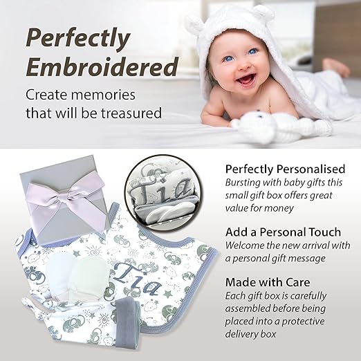 ellabellaboo Presentes personalizados para bebês da – A pequena caixa de presente contém 1 babador personalizado. Outras roupas essenciais para bebês incluem um body, um chapéu e luvas anti-arranhões.