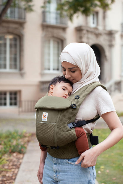 Ergobaby Adapt Carrier para recém-nascidos desde o nascimento, malha SoftFlex de 3 posições, posição ergonômica para transporte do bebê na frente para dentro e nas costas, verde oliva