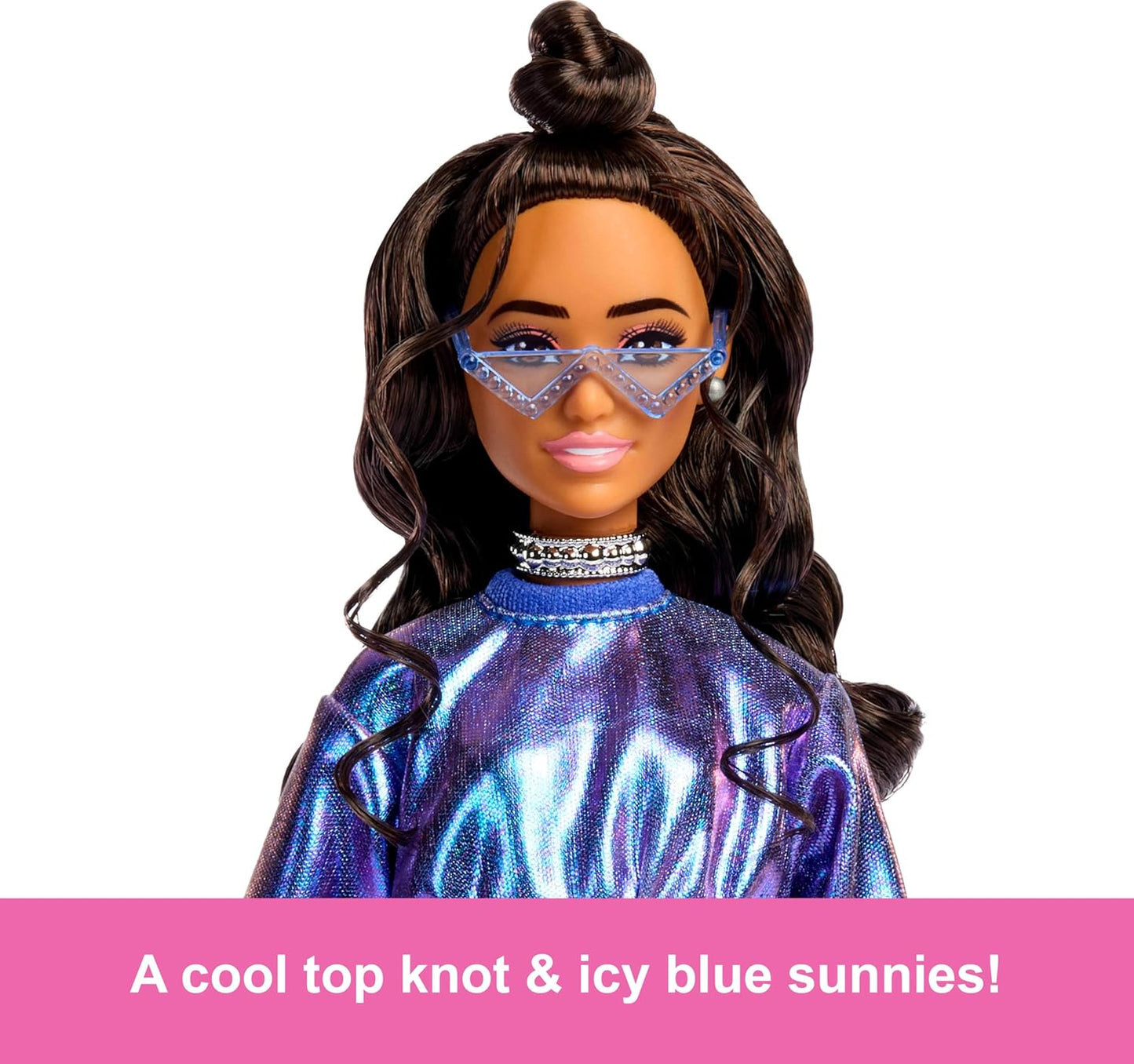 Barbie Deluxe Style Boneca nº 7 com blusa e saia azul metálica, cabelo castanho ondulado, acessórios como joias prateadas, bolsa de cristal e óculos de sol, JFP42