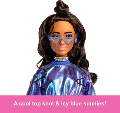 Barbie Deluxe Style Boneca nº 7 com blusa e saia azul metálica, cabelo castanho ondulado, acessórios como joias prateadas, bolsa de cristal e óculos de sol, JFP42