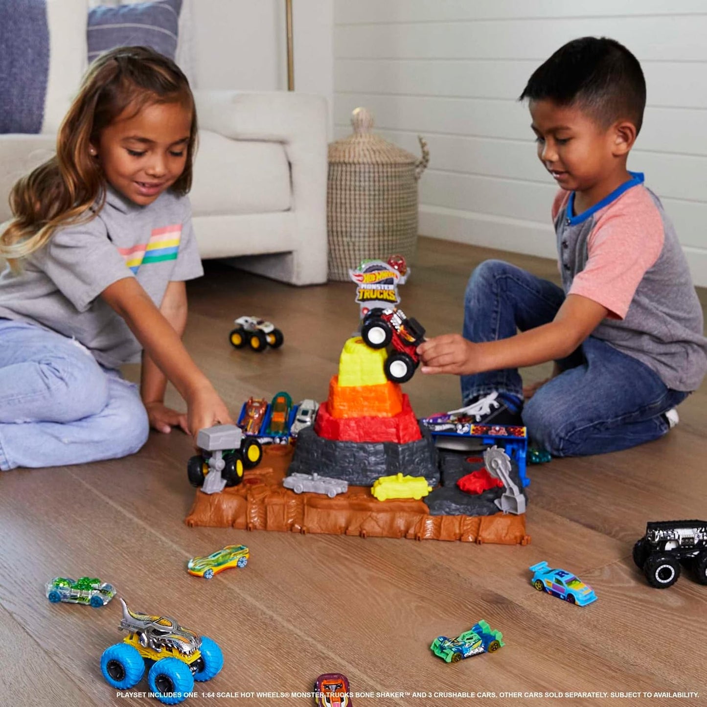 Hot Wheels Monster Trucks, caminhão de brinquedo fundido em escala 1:64 e 1 carro esmagável, rodas gigantes e decoração estilizada, FYJ44