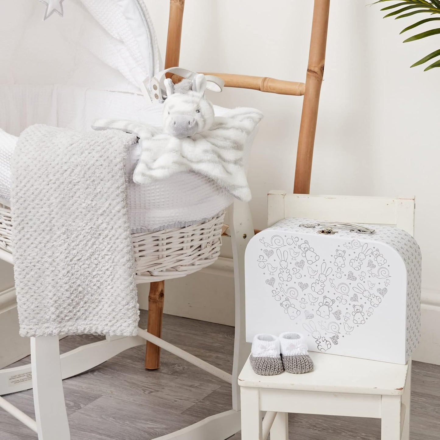 Presentes personalizados para bebês - Cesta para recém-nascidos em caixa de lembranças branca, inclui edredom de zebra para bebês, caixa de bebê, conjunto de presentes para recém-nascidos - 3 itens essenciais para bebês